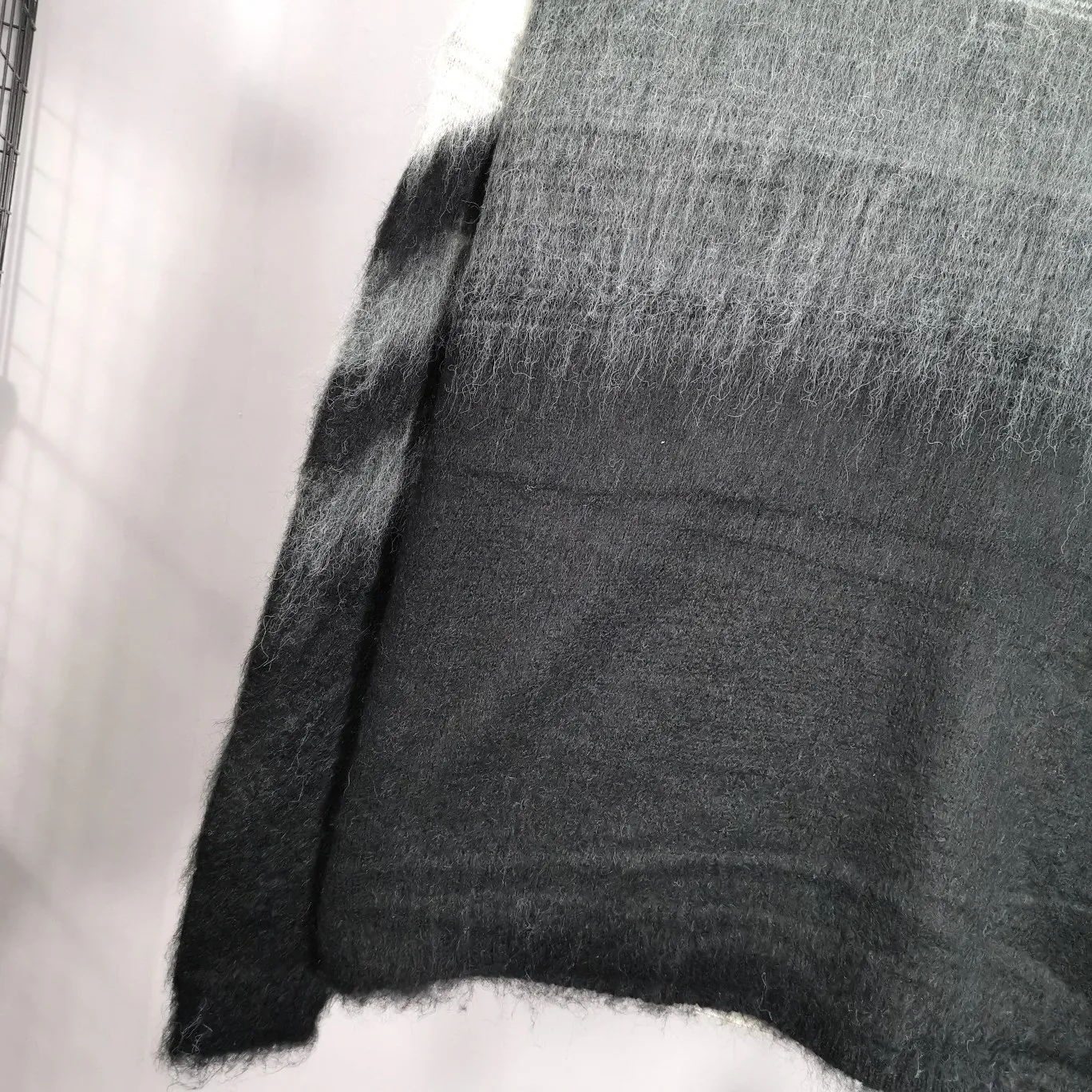 Additional details - the new top-notch proven version OFFWHITE (OW) gradient mohair striped arrow sweater hoodie gradient rendering arrow couple sweater Mohair sweater OW will be released every year 🛒 The same style and ever-changing colors, really no girl does not love it, it is super suitable for wearing under a down jacket in winter, and will not be bloated! If the lower body is missing, their favorite os version🙋🏻‍♀️ intuitively adds natural softness and fairy beauty effect, which is the best choice! The upper body is lightweight and does not weigh down the body while keeping warm. The sleeves and the gradient arrow parts on the back are repeatedly patterned until the gradient level is satisfied before large-scale products are released. The craftsmanship is extremely demanding. Each sweater is woolen at least ten times to give it a plush, thick feel and good fluffiness! ✅ Fabric composition: 50% mohair 32 spandex 18% wool, three-level anti-pilling Color: black and white gradient Sizes Mohair is lighter and softer, so be careful not to machine wash it, not machine washable! ! emphasize! !  ⚠️Hand wash with warm water and cold water P:440